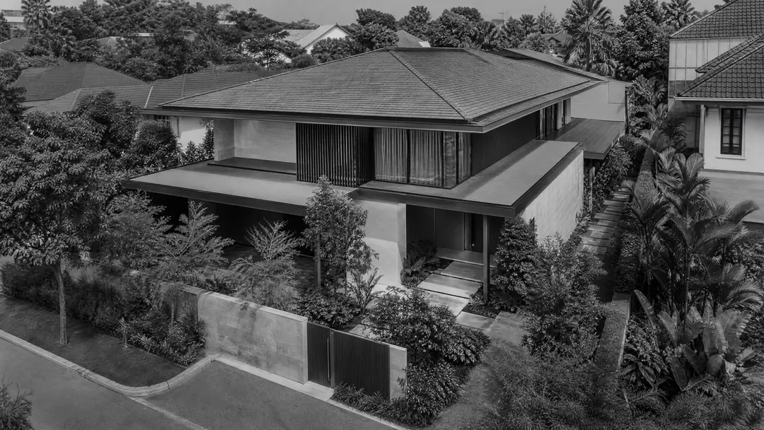 Original black-and-white Bachmeijer visual study of an anonymous contemporary tropical Singapore landed house from a low oblique aerial viewpoint.